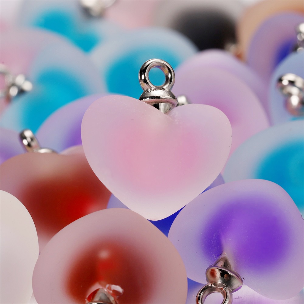 Resin Bangle Bracelet - 10個/ロット レジン製フロスト加工マルチカラーハートチャーム 手作りブレスレット、イヤリング、ネックレス、ペンダント、DIYジュエリー製作材料用