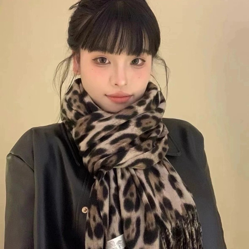 2025年ニューレトロシルクレオパード柄スカーフ軽量ソフト暖 - Women'S Winter Accessories Set のレビューと価格