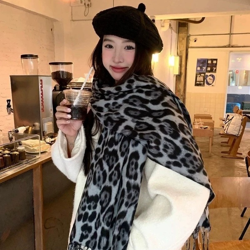 2025年ニューレトロシルクレオパード柄スカーフ軽量ソフト暖 - Women'S Winter Accessories Set のレビューと価格