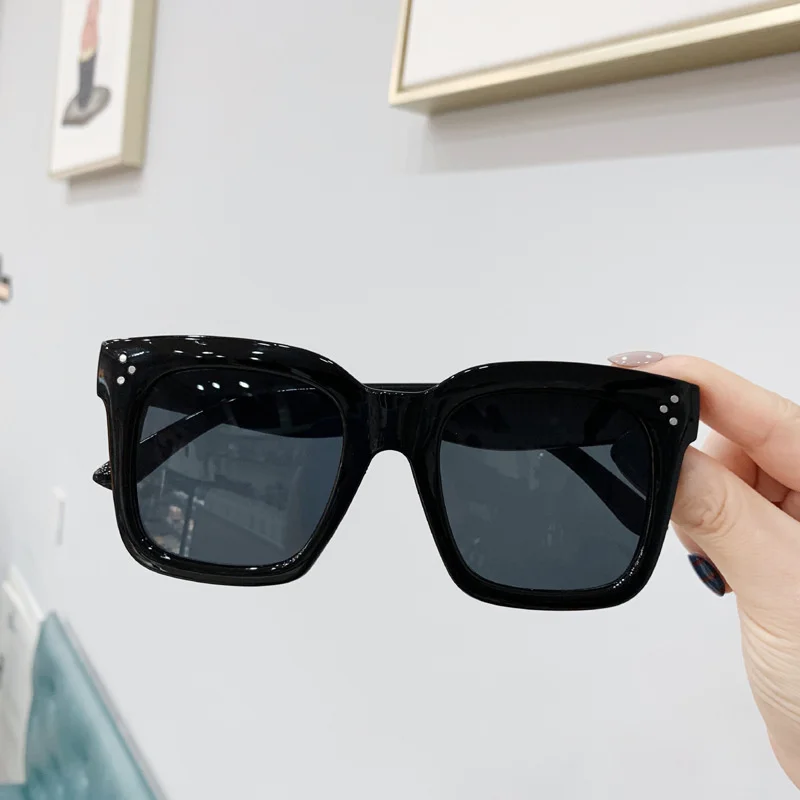 オーバーサイズスクエアサングラス 女性用 レトロブラック ド - Sunglasses Oversized Square のレビューと価格