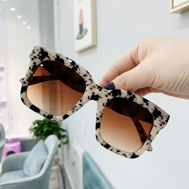 オーバーサイズスクエアサングラス 女性用 レトロブラック ド - Sunglasses Oversized Square のレビューと価格