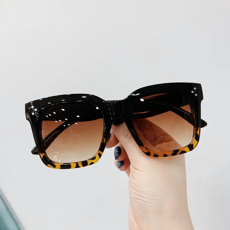 オーバーサイズスクエアサングラス 女性用 レトロブラック ド - Sunglasses Oversized Square のレビューと価格
