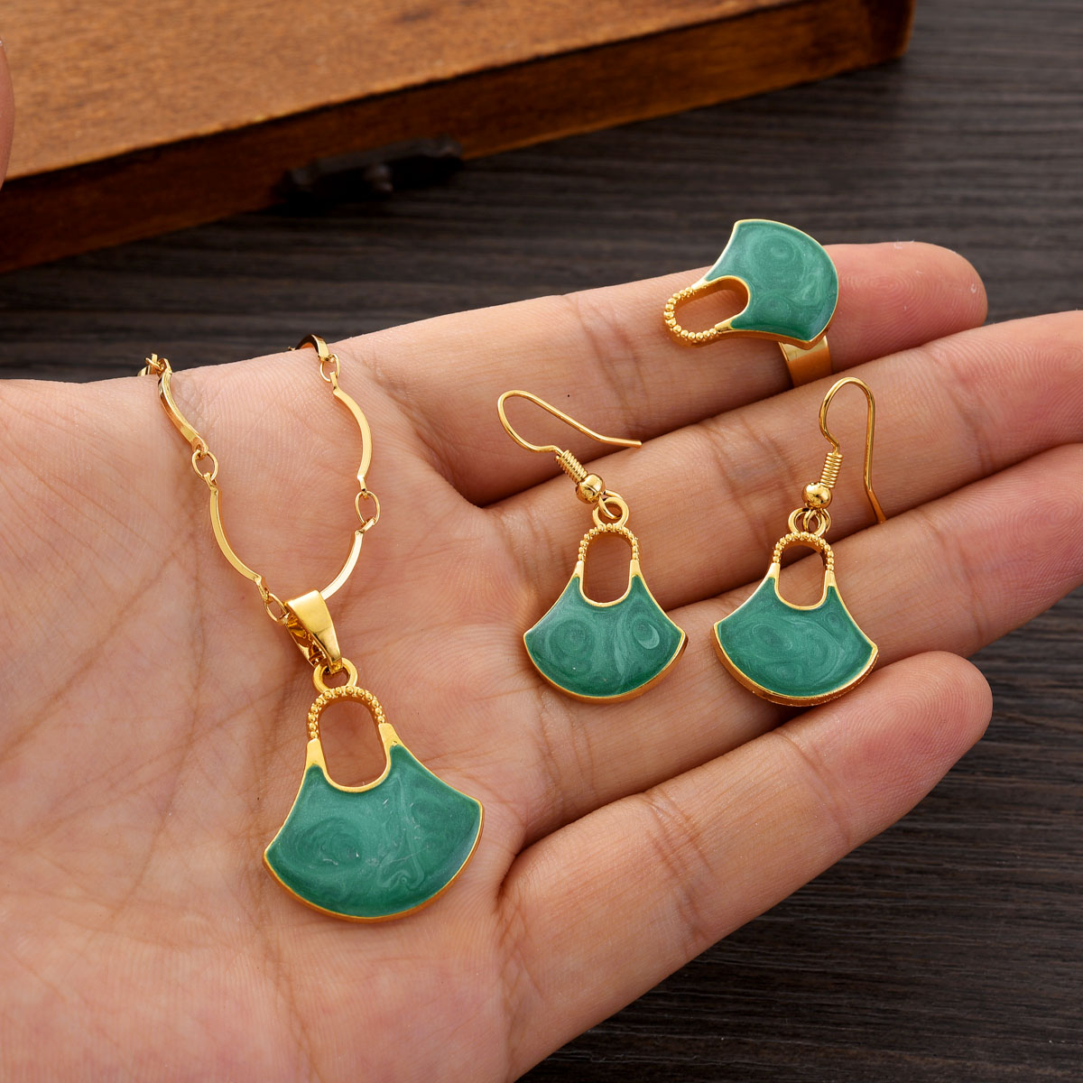 ファッション PNG ゴールドカラー ジュエリーセット 女性 - Women Accessories India のレビューと価格
