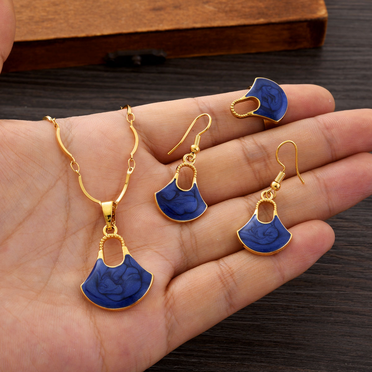 ファッション PNG ゴールドカラー ジュエリーセット 女性 - Women Accessories India のレビューと価格
